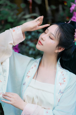 夹得好湿真拔不出来了动态图